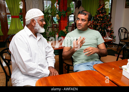 Le Président du Guyana Bharrat Jagdeo parlant avec un homme d'origine ethnique indienne, Georgetown, Guyana, en Amérique du Sud Banque D'Images