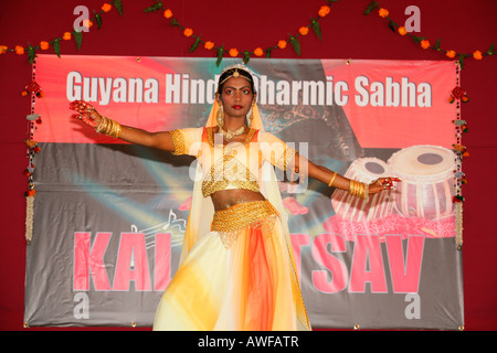 Danseuse indienne traditionnelle à une fête hindoue, Georgetown, Guyana, en Amérique du Sud Banque D'Images