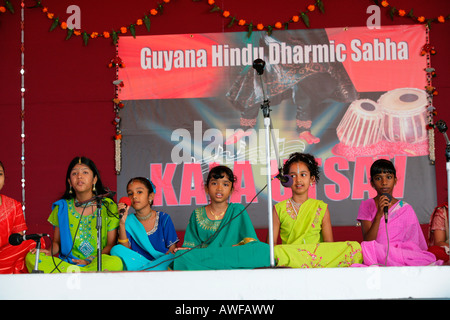 Les musiciens d'origine ethnique indienne lors d'une fête hindoue, Georgetown, Guyana, en Amérique du Sud Banque D'Images