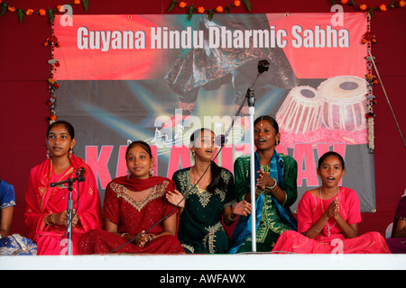 Les musiciens d'origine ethnique indienne lors d'une fête hindoue, Georgetown, Guyana, en Amérique du Sud Banque D'Images