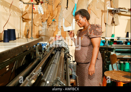 La femme dans une robe à une boutique de tailleur, le VIH/SIDA de l'organisation de l'aide, Gaborone, Botswana, Africa Banque D'Images