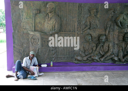 Sans-abri en face de la 'Journée de la République' Memorial à Georgetown, Guyana, en Amérique du Sud Banque D'Images