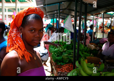 Portrait ethnique au marché de fruits et légumes dans la région de Praia, île de Santiago, Cap-Vert Banque D'Images