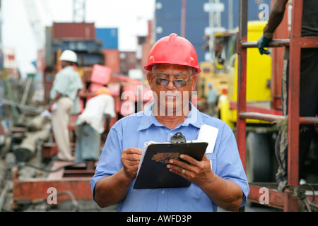 John Fernandes, capitaine de port de transbordement à Georgetown, Guyana, en Amérique du Sud Banque D'Images