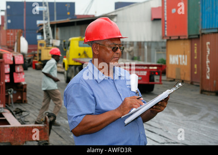 John Fernandes, capitaine de port de transbordement à Georgetown, Guyana, en Amérique du Sud Banque D'Images