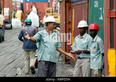 Capitaine et dockers au port de transbordement John Fernandes à Georgetown, Guyana, en Amérique du Sud Banque D'Images