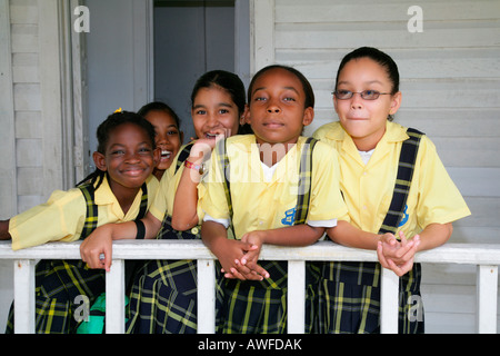 Les jeunes filles portant des uniformes scolaires à un couvent des Ursulines et orphelinat à Georgetown, Guyana, en Amérique du Sud Banque D'Images