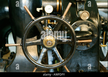 La soupape de pression de l'eau au volant d'une ancienne centrale hydroélectrique, Isen, Upper Bavaria, Bavaria, Germany, Europe Banque D'Images