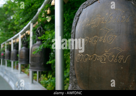 Cloches de prière sur le chemin de la Wat Saket Golden Mount temple, Bangkok, Thaïlande Banque D'Images