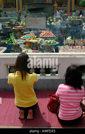 Fidèles priant dans le temple Wat Phra, Bangkok, Thaïlande Banque D'Images