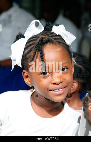 Portrait d'une fille avec un arc dans ses cheveux dans un centre de formation pour les jeunes femmes à New Amsterdam, au Guyana, en Amérique du Sud Banque D'Images