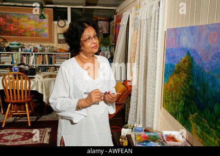 Artiste Bernadette Persaud dans son studio, Georgetown, Guyana, en Amérique du Sud Banque D'Images