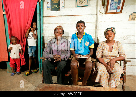 Grands-parents et leurs petits-enfants dans un salon, les orphelins du SIDA, le Cameroun, l'Afrique Banque D'Images