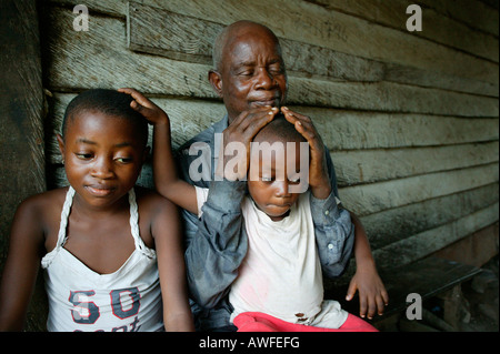 Grands-parents et leurs petits-enfants, orphelins du SIDA, le Cameroun, l'Afrique Banque D'Images