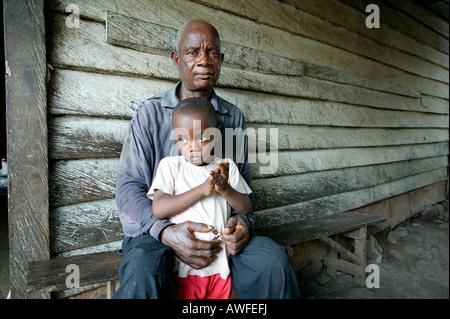 Grand-père et son petit-fils, orphelin du SIDA, le Cameroun, l'Afrique Banque D'Images