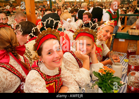 Les gens assis dans une tente à bière à un festival international de costume national, Muehldorf, Haute-Bavière, Bavaria, Germany, Europe Banque D'Images