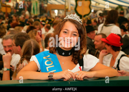 La reine du festival dans une tente à bière à un festival international de costume national, Muehldorf, Haute-Bavière, Bavaria, Germany, Europe Banque D'Images