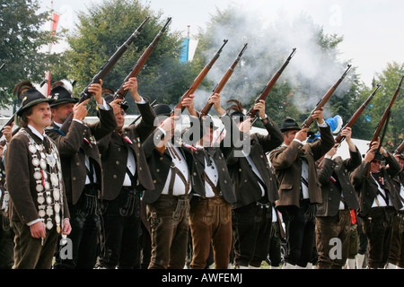 Riflemen tirant une salve d'au cours d'une fête folklorique dans Muehldorf am Inn, Upper Bavaria, Bavaria, Germany, Europe Banque D'Images