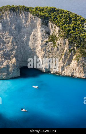 Bateaux dans Shipwreck Cove, Zante, Grèce Banque D'Images