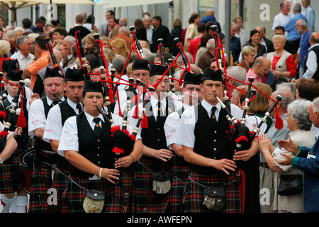 Cornemuse écossaise bande à un festival international pour le costume traditionnel Muehldorf am Inn, Upper Bavaria, Bavaria, Germany Banque D'Images