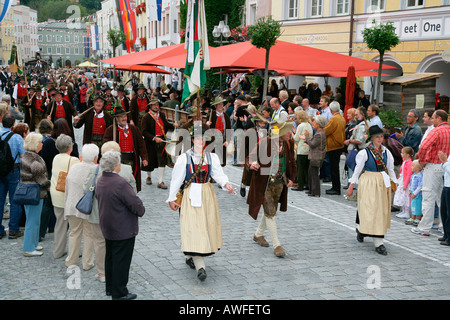 Groupe d'Autrichiens habillés en costume traditionnel à un festival international pour le costume traditionnel Muehldorf am Inn, East Banque D'Images