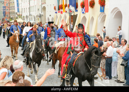 Riders à un festival international pour le costume traditionnel Muehldorf am Inn, Upper Bavaria, Bavaria, Germany, Europe Banque D'Images