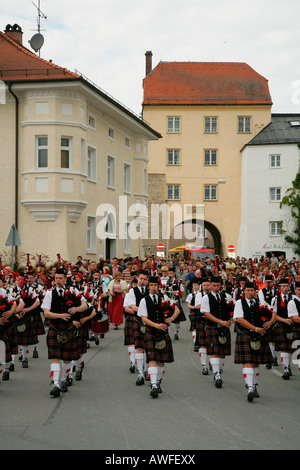 Cornemuse écossaise à un festival international pour le costume traditionnel Muehldorf am Inn, Upper Bavaria, Bavaria, Allemagne, E Banque D'Images