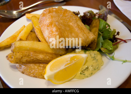 Fish and Chips, enrobés de morue et pommes de terre frites servies dans un restaurant à Édimbourg, en Écosse. Banque D'Images