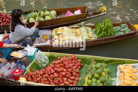 Marchands vendant fruits fruits dans un bateau au marché flottant de Damnoen Saduak Banque D'Images