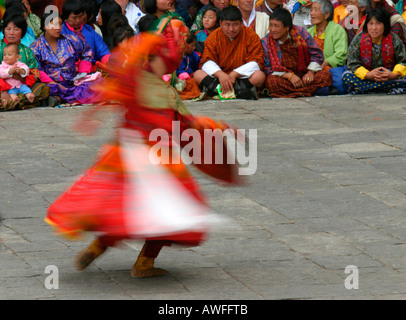 Blurred motion d'un danseurs masqués au Tsechu (festival), Thimphu, Bhoutan Banque D'Images