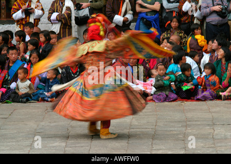 Blurred motion d'un danseurs masqués au Tsechu (festival), Thimphu, Bhoutan Banque D'Images