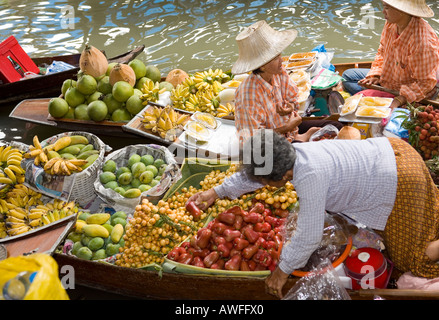 Marchands vendant fruits fruits dans un bateau au marché flottant de Damnoen Saduak Banque D'Images