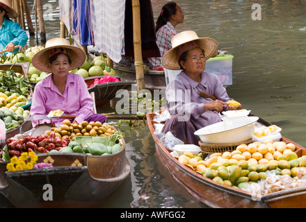 Marchands vendant fruits fruits dans un bateau au marché flottant de Damnoen Saduak Banque D'Images