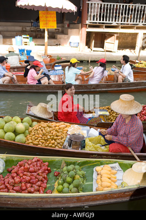 Marchands vendant fruits fruits dans un bateau au marché flottant de Damnoen Saduak Banque D'Images