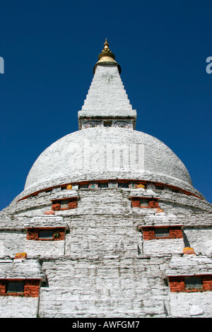 Chendebji chorten sur la route entre le col et Pele-La Tongsa, Bhoutan Banque D'Images