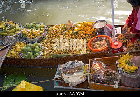 Une fruits locaux i.e langsat pour vendre à un bateau au marché flottant de Damnoen Saduak Banque D'Images