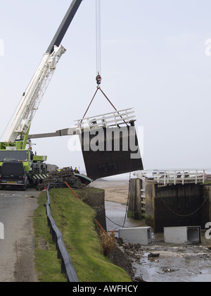 Les canaux de Bude sea lock porte étant supprimée par grue après avoir été endommagé dans le 10 mars 2008 tempête, Cornwall, UK, British Isles Banque D'Images