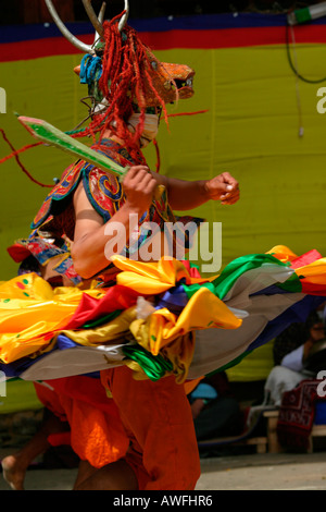 La danse à l'enterrement de Tangbi Mani Tsechu (festival), au Bhoutan Banque D'Images