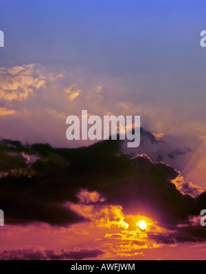 Coucher de soleil spectaculaire contre de sombres nuages et un ciel de nuit Banque D'Images