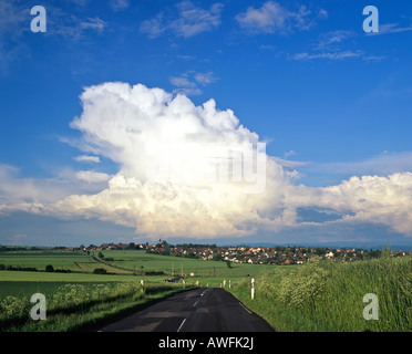 Thunderheads Cumulonimbus dans un ciel bleu, approchant orage en Hohenkirchen, Hesse, Germany, Europe Banque D'Images