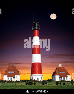 La rédaction d'shot : Westerheversand Phare par la pleine lune, Büsum, Eiderstedt Péninsule, Schleswig-Holstein, Allemagne, Union européenne Banque D'Images