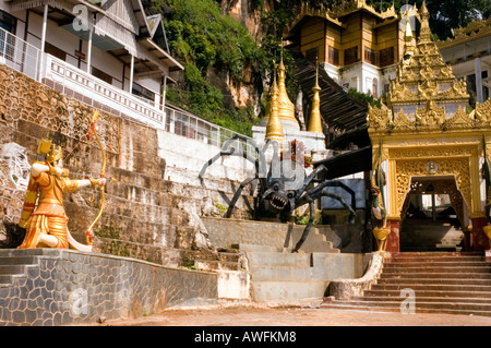 Photographie de l'énorme araignée mythique et le Prince qu'il tué à la Grotte de Pindaya dans l'Etat Shan du Myanmar Banque D'Images