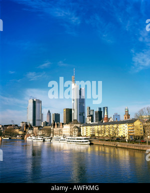 Vue panoramique de la ville et des bateaux sur la rivière Main à Francfort, Hesse, Germany, Europe Banque D'Images