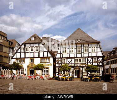 Fachwerk-style maisons de la place du marché à Warstein, Nordrhein-Westfalen, Germany, Europe Banque D'Images
