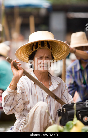 Femme thaïlandaise paddling un bateau au marché flottant de Damnoen Saduak Banque D'Images