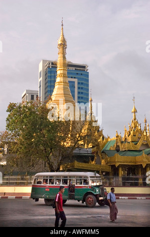 Photographie d'un vieux bus passant les 2000 mille ans de la pagode Sule, dans le centre de Yangon Myanmar Banque D'Images