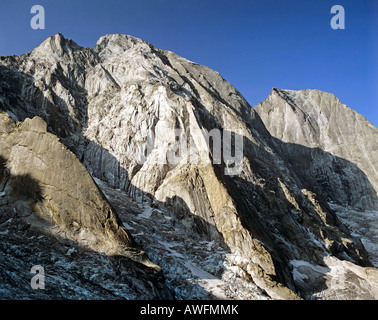 Mts. Buegeleisenkante, Piz Cengalo et Piz Badile, Bergell, Grisons, Suisse, Europe Banque D'Images