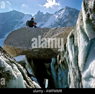 Énorme rocher sur le dessus d'une crevasse, Forno Glacier, Bergell, Grisons, Suisse, Europe Banque D'Images
