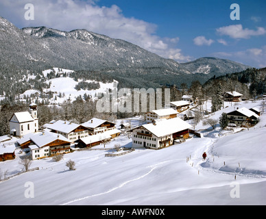 Gîte rural la ville de Wamberg avec la gamme d'esters en arrière-plan, l'hiver, la Haute-Bavière, Bavaria, Germany, Europe Banque D'Images