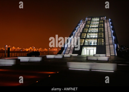 Immeuble de bureaux modernes Dockland à Elbe - ville de Hambourg - port dans la nuit - Hamburg, Germany, Europe Banque D'Images